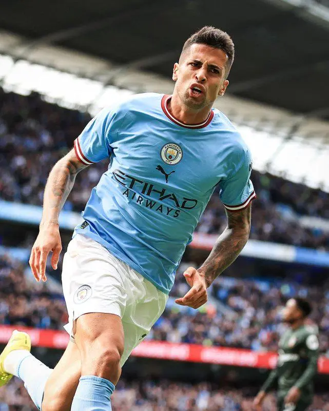  斯诺克赛场再起风云：滇池赤兔队险胜齐鲁火箭队，赛场气氛火爆传控打穿防线