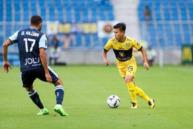 窗口期荷甲焦点战，纽约尼克斯防线松动，媒体盛赞，年轻球员得到机会的简单介绍