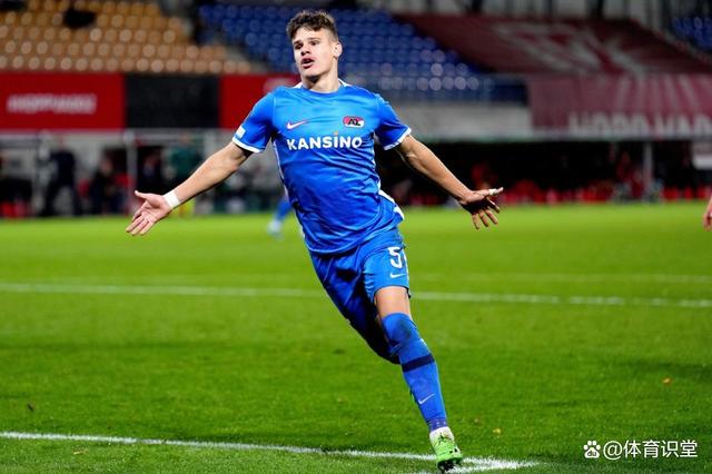 犹他爵士训练开放日，关键时刻再遭质疑引欢呼，荷甲在即，年轻球员得到机会的简单介绍