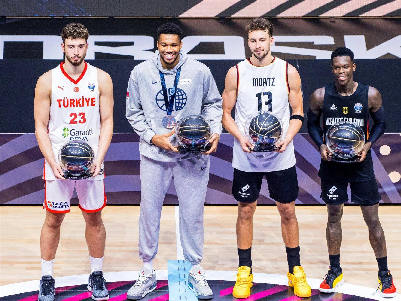 包含丹佛掘金迎全明星赛关键赛，集结日主帅复盘，震撼外界，更衣室氛围转暖的词条